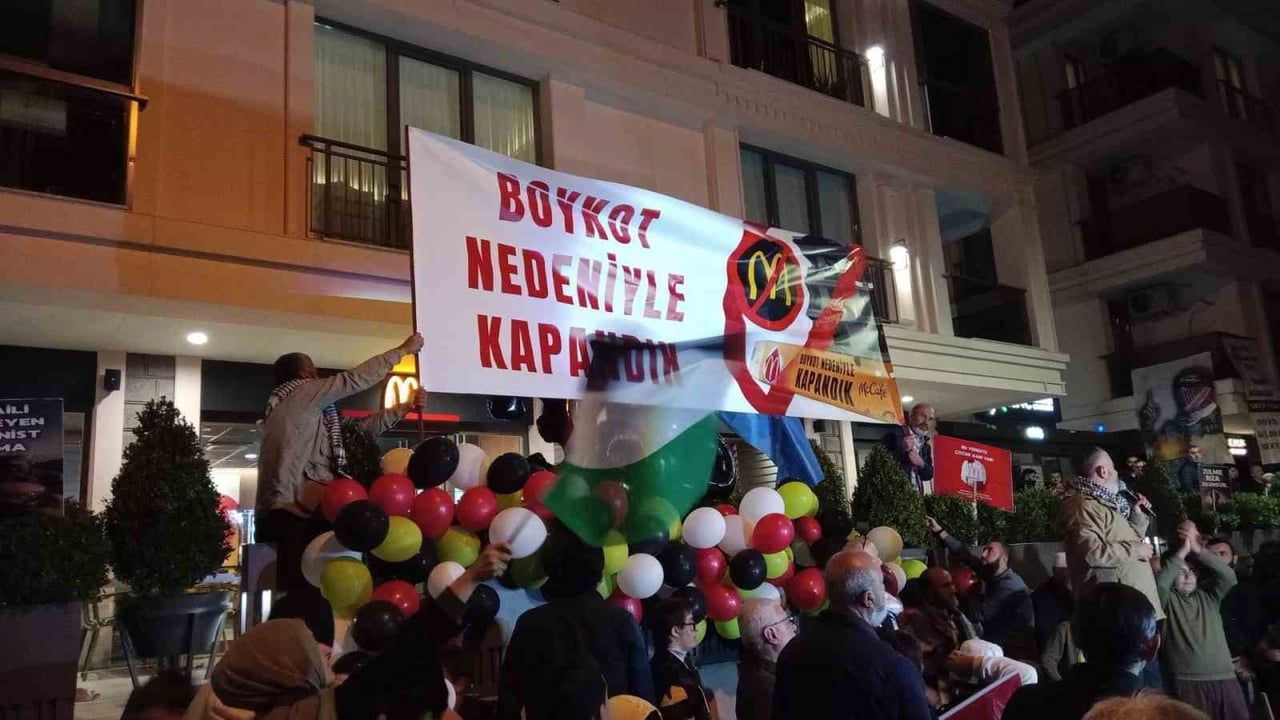 ÜSKÜDAR BAHÇELİEVLER MAHALLESİNDEKİ MCDONALD'S ŞUBESİNİN AÇILMASI HABERİ ÜZERİNE BAŞLATILAN...