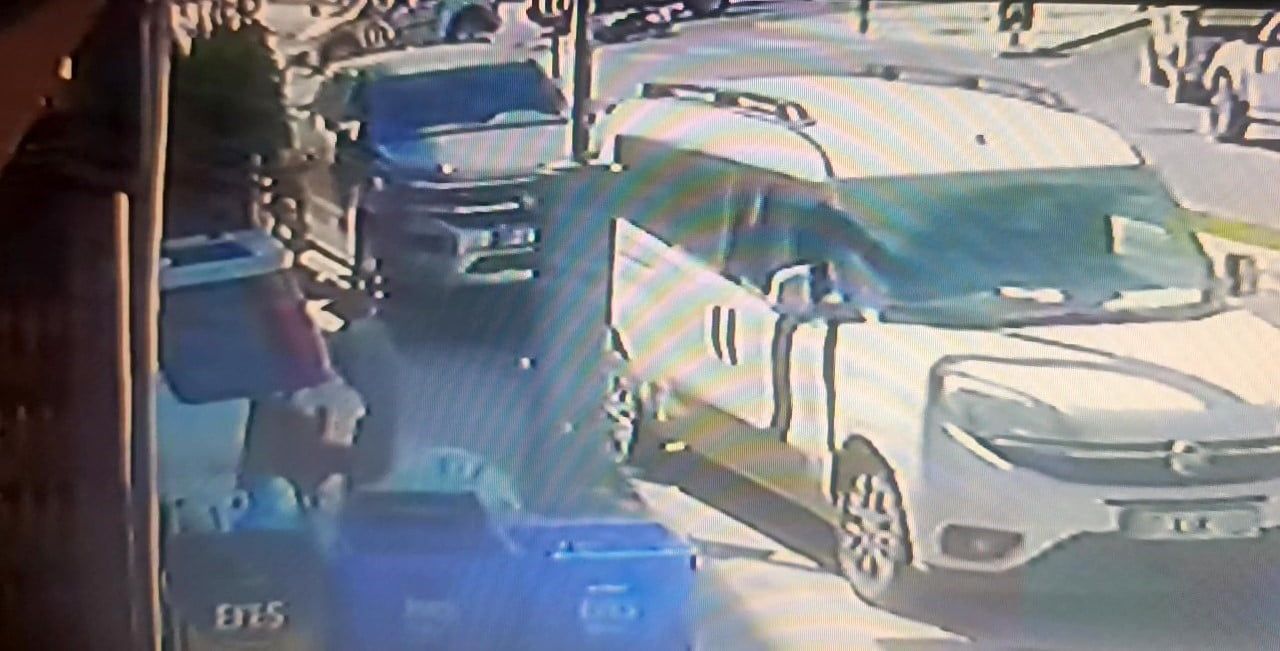 GÜVENLİK KAMERASINA YANSIYAN KAZANIN ARDINDAN KAZAYA SEBEBİYET VEREN OTOMOBİL SÜRÜCÜSÜ KISA SÜRE...