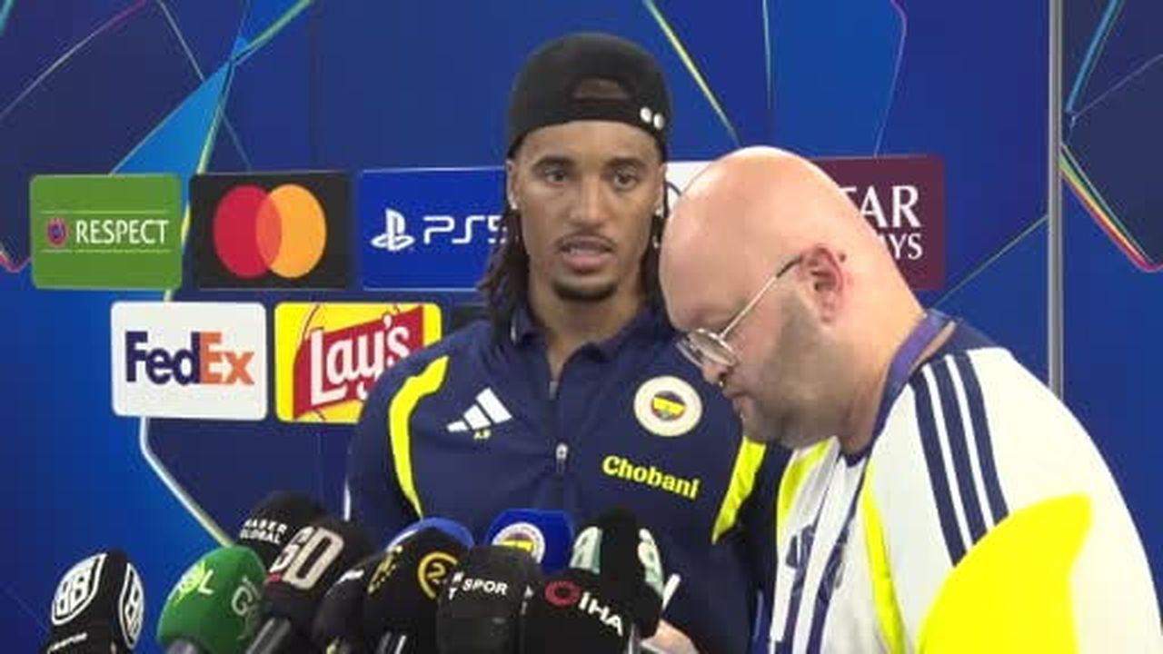 Fenerbahçe'nin İngiliz futbolcusu Archie Brown, basın mensuplarına açıklama yaptığı esnada Teknik...