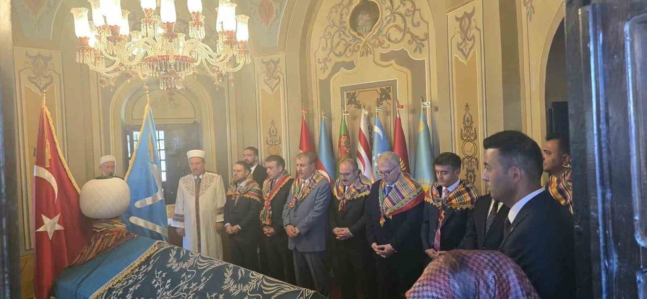 ADALET BAKANI AKIN GÜRLEK, ERTUĞRUL GAZİ TÜRBESİNİ ZİYARET ETTİ
