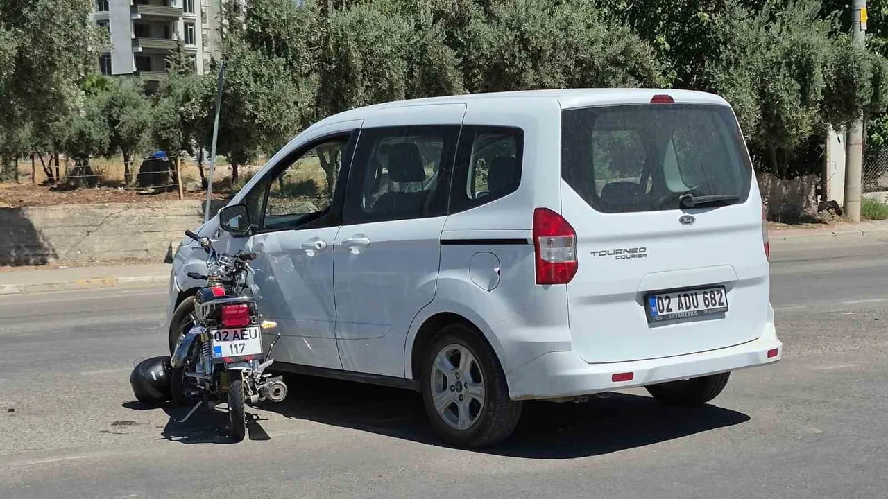 ADIYAMAN’DA MOTOSİKLET İLE HAFİF TİCARİ ARACIN ÇARPIŞMASI SONUCU MEYDANA GELEN KAZADA 1 KİŞİ...