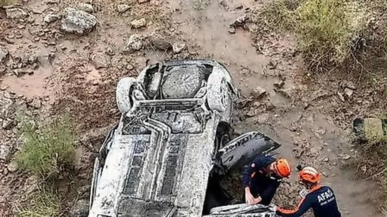 SİİRT'İN BAYKAN İLÇESİNDE KONTROLDEN ÇIKARAK TERS DÖNEN OTOMOBİLDE AYNI AİLEDEN 1'İ BEBEK 3 KİŞİ...