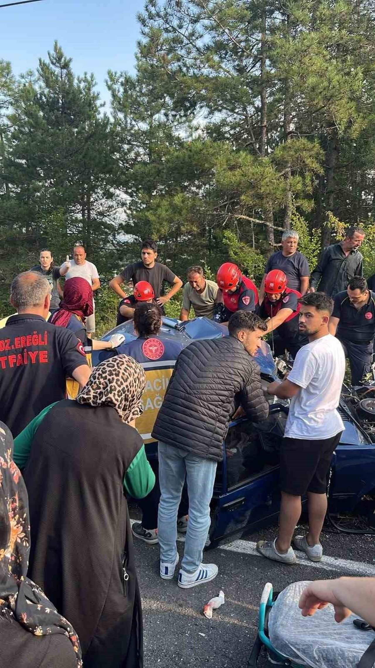ZONGULDAK'IN KARADENİZ EREĞLİ İLÇESİNDE İŞÇİ SERVİSİ İLE OTOMOBİLİN ÇARPIŞTIĞI TRAFİK KAZASINDA...