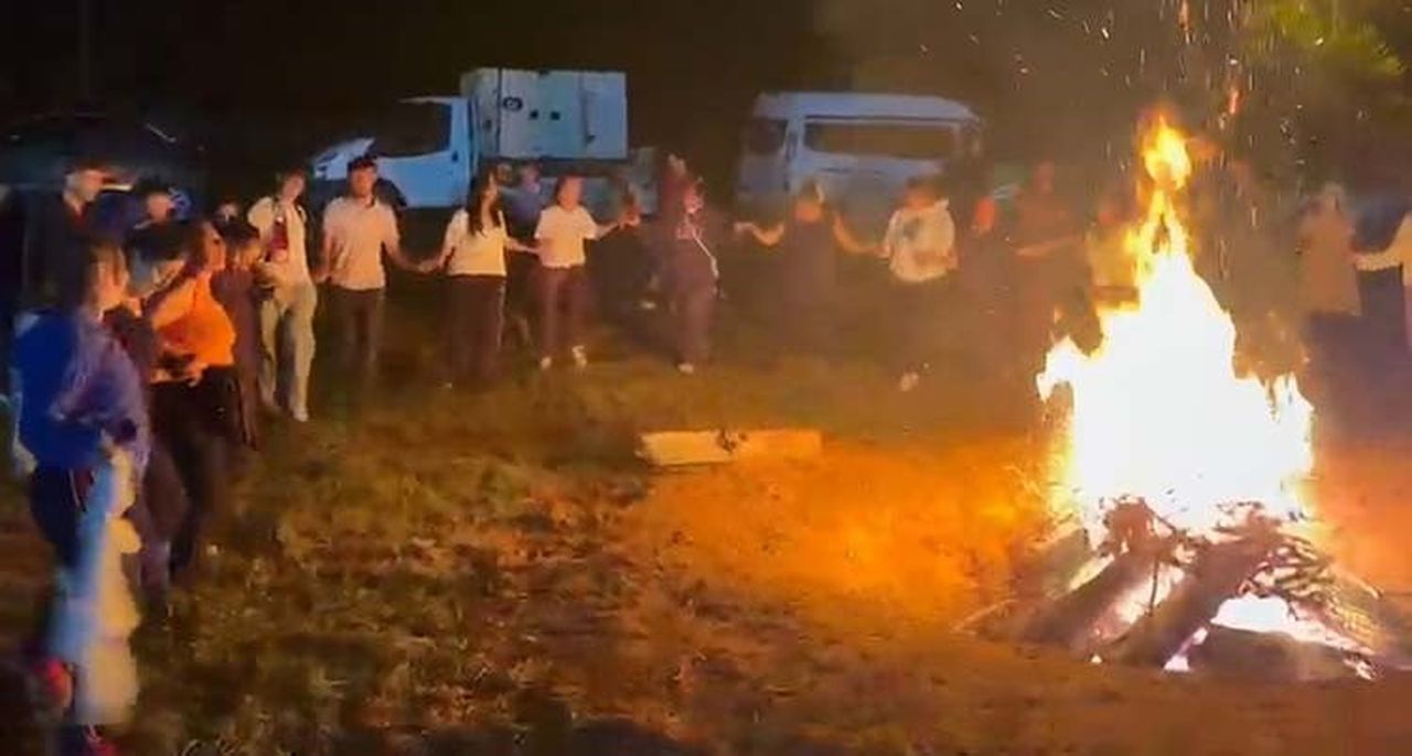 ŞENLİKLERİN İLK GÜNÜNDE KAMP ATEŞİNİN ETRAFINDA TOPLANAN ADRENALİN VE MACERA TUTKUNLARI, HALAY...