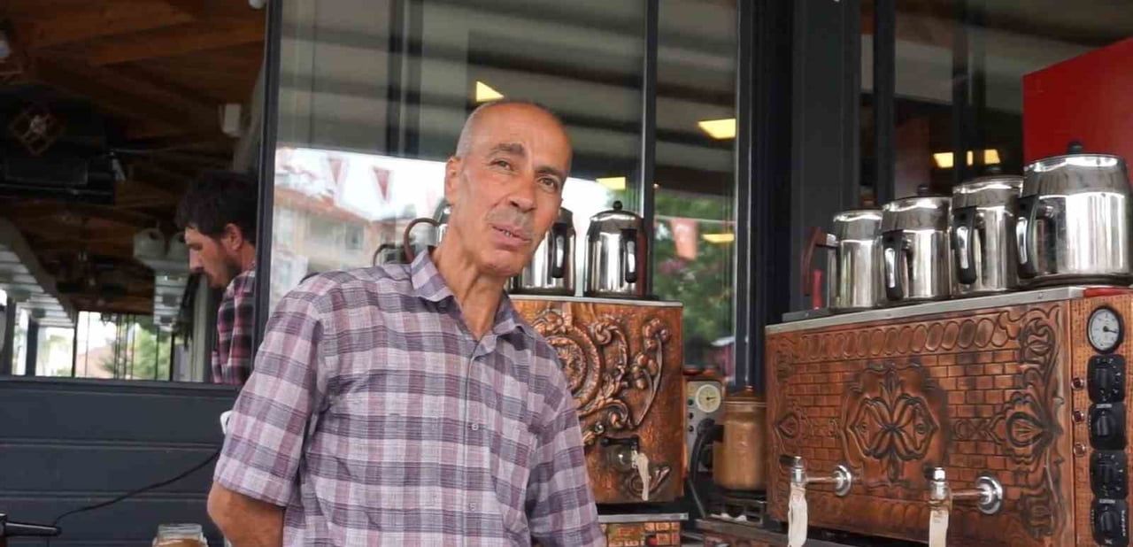 HENÜZ ÇOCUK YAŞTA ÇAY OCAĞINDA ÇALIŞMAYA BAŞLAYAN 57 YAŞINDAKİ HAKKI ETÇİ, ARADAN GEÇEN YILLARA...