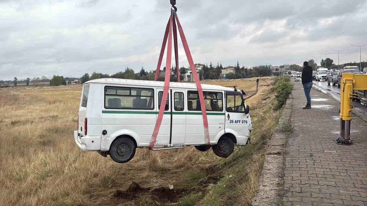 ESKİŞEHİR'DE BİR OTOMOBİL İLE MİNİBÜSÜN KAVŞAK GİRİŞİNDE ÇARPIŞMASI SONUCU MEYDANA GELEN TRAFİK...