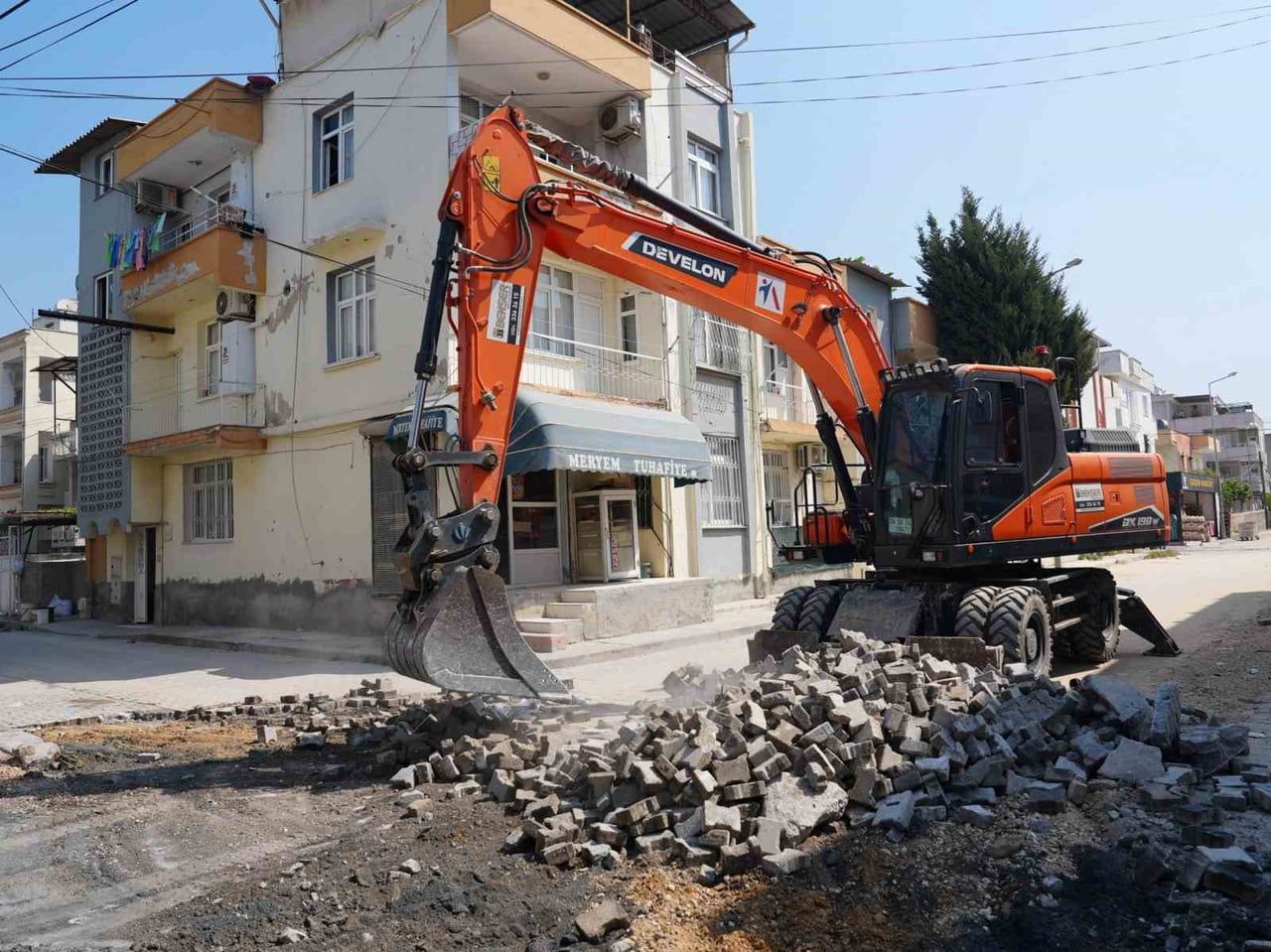 TARSUS BELEDİYESİ, MİTHATPAŞA MAHALLESİ'NDE 17 SOKAKTA YÜRÜTTÜĞÜ SICAK ASFALT ÇALIŞMALARI...