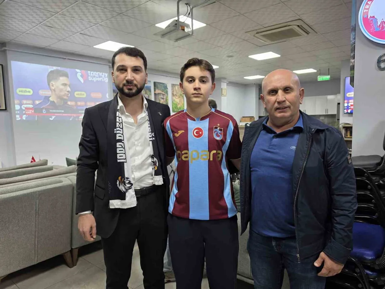 DÜZCE’DE TRABZONSPOR VE BEŞİKTAŞ TARAFTAR DERNEKLERİ DERBİ MAÇI DÜZCE TRABZONLULAR DERNEĞİ’NDE...