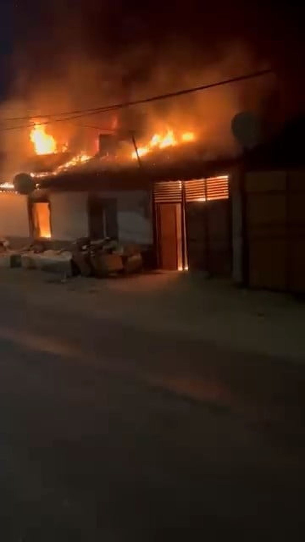 BURSA’NIN KARACABEY İLÇESİNE BAĞLI BAKIRKÖY MAHALLESİ’NDE BİR EVDE YANGIN ÇIKTI. HENÜZ...