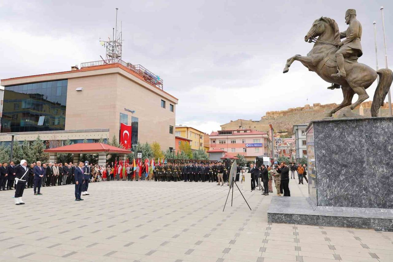 BAYBURT’TA CUMHURİYET BAYRAMI KUTLAMALARI ÇELENK SUNUMUYLA BAŞLADI