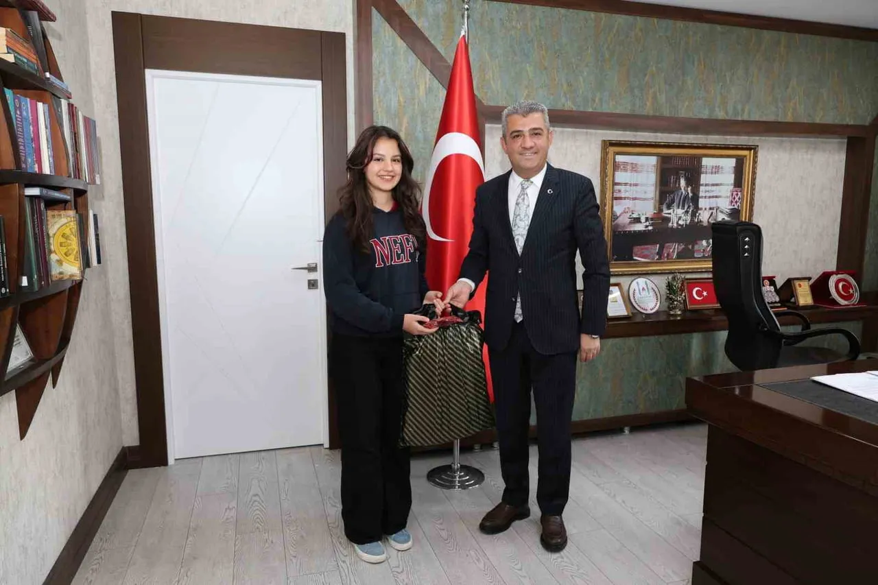 ERZURUM  PROF. DR. NECMETTİN ERBAKAN FEN LİSESİ 11. SINIF ÖĞRENCİSİ YAĞMUR ŞAKAR, KÜRESEL YAPAY...