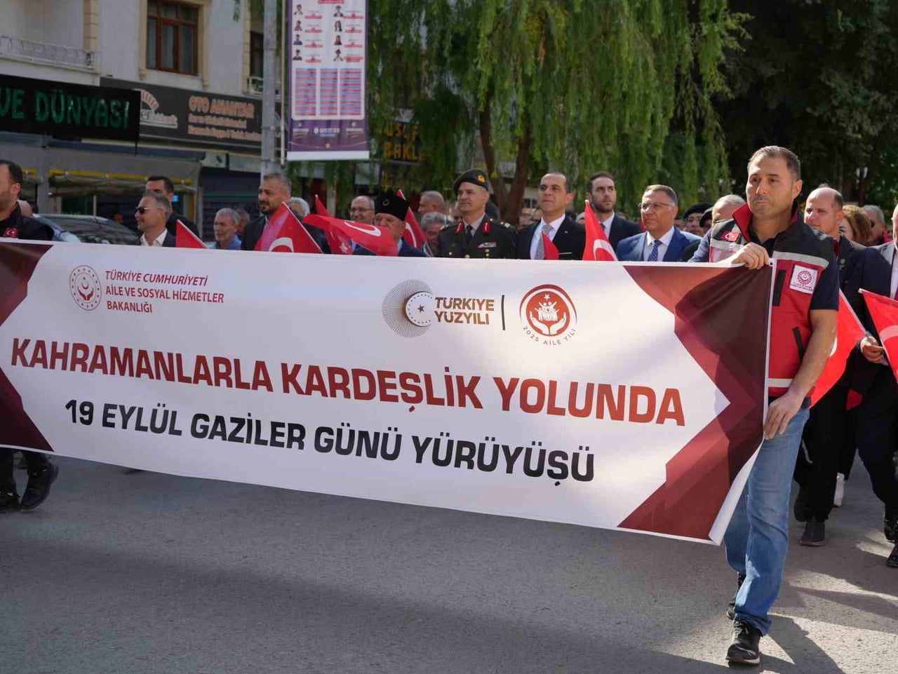 IĞDIR’DA “KAHRAMANLARLA KARDEŞLİK YOLUNDA” YÜRÜYÜŞÜ DÜZENLENDİ