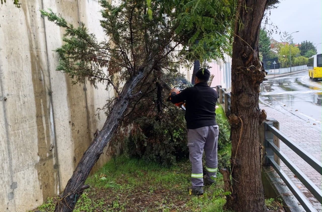 İSTANBUL GENELİNDE VE KARTAL’DA ETKİLİ OLAN ŞİDDETLİ YAĞIŞ VE FIRTINAYA KARŞI KARTAL BELEDİYESİ...