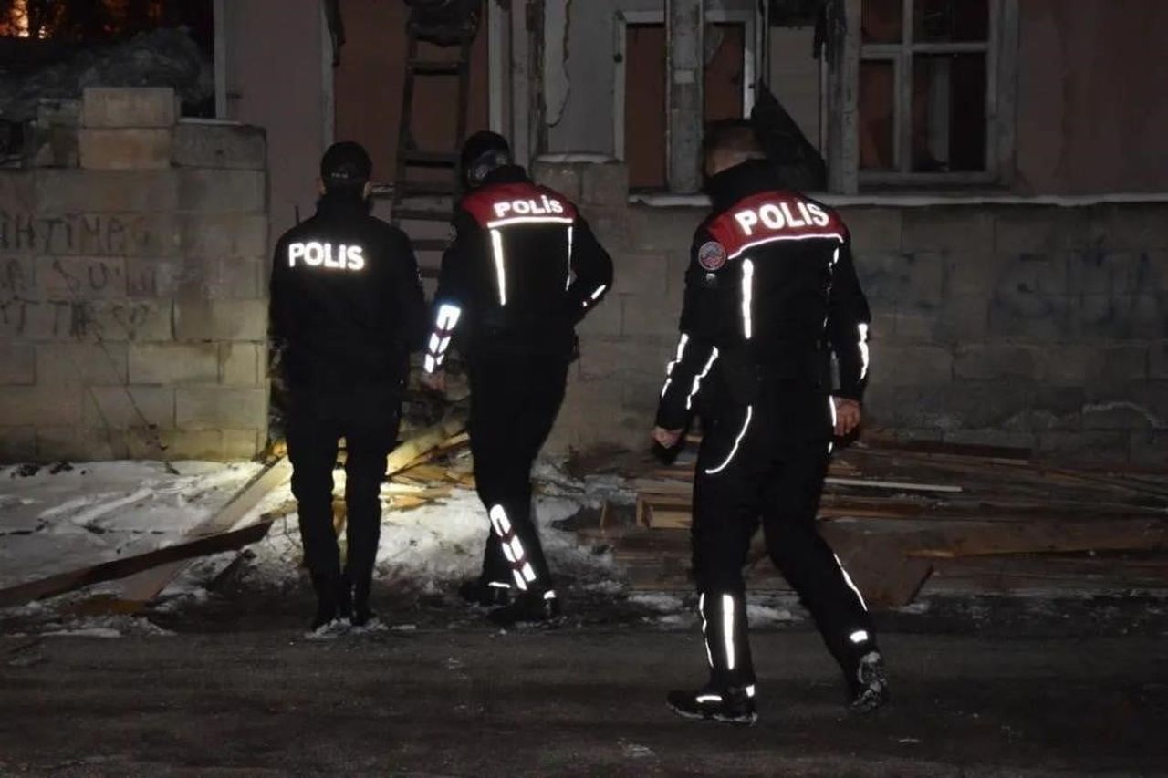 ERZİNCAN’DA POLİS EKİPLERİNCE ARANAN ŞAHISLARIN YAKALANMASINA YÖNELİK YÜRÜTÜLEN ÇALIŞMALARDA 35...