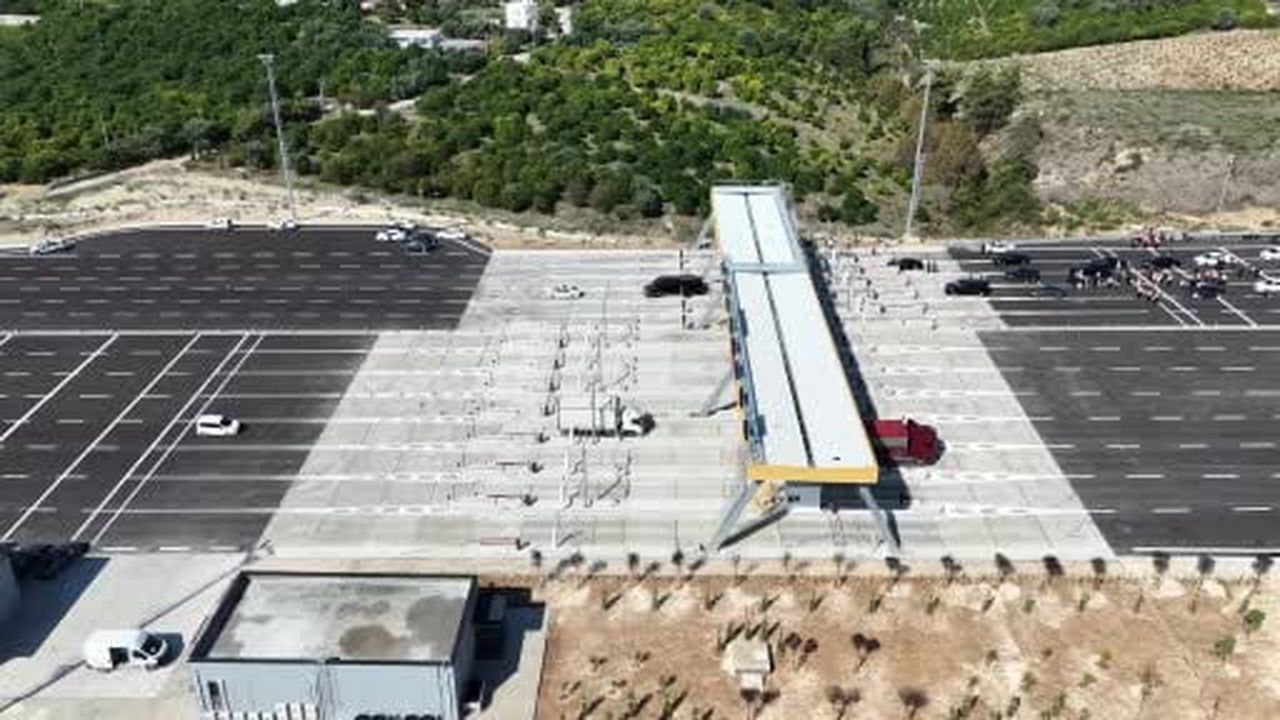 Ulaşıma açılan 'Çeşmeli-Kızkalesi Otoyolu'ndan ilk günde 17 binden fazla araç geçti