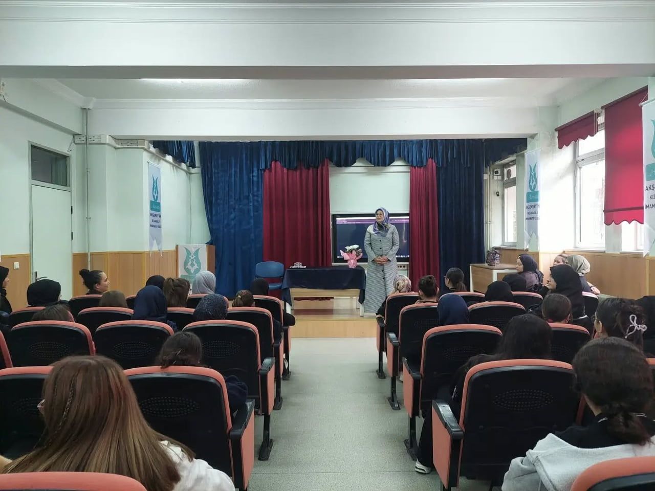 KÜTAHYA AKŞEMSETTİN KIZ ANADOLU İMAM HATİP LİSESİ’NDE "PEYGAMBERİMİZ VE AİLE" KONULU...