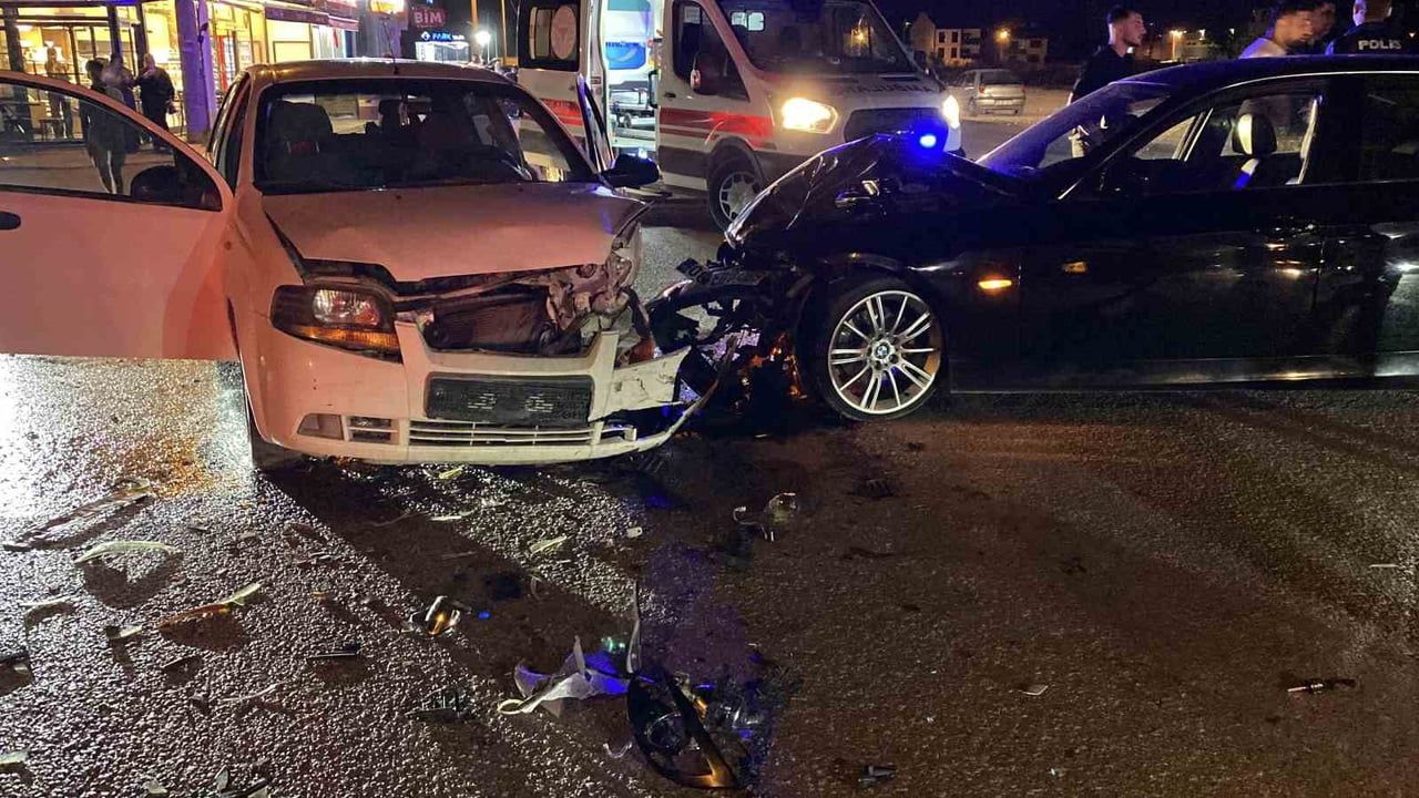 BURSA’NIN İNEGÖL İLÇESİNDE İKİ OTOMOBİLİN KAFA KAFAYA ÇARPIŞMASI SONUCU MEYDANA GELEN KAZADA 2...