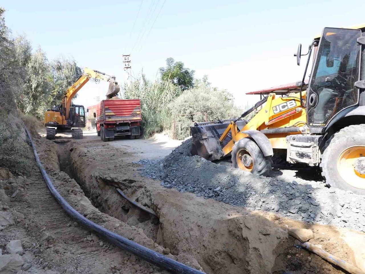 SAMANDAĞ’DA TEKEBAŞI GRUBU İÇME SUYU ŞEBEKESİ PROJESİ KAPSAMINDA SÜRDÜRÜLEN ALTYAPI...