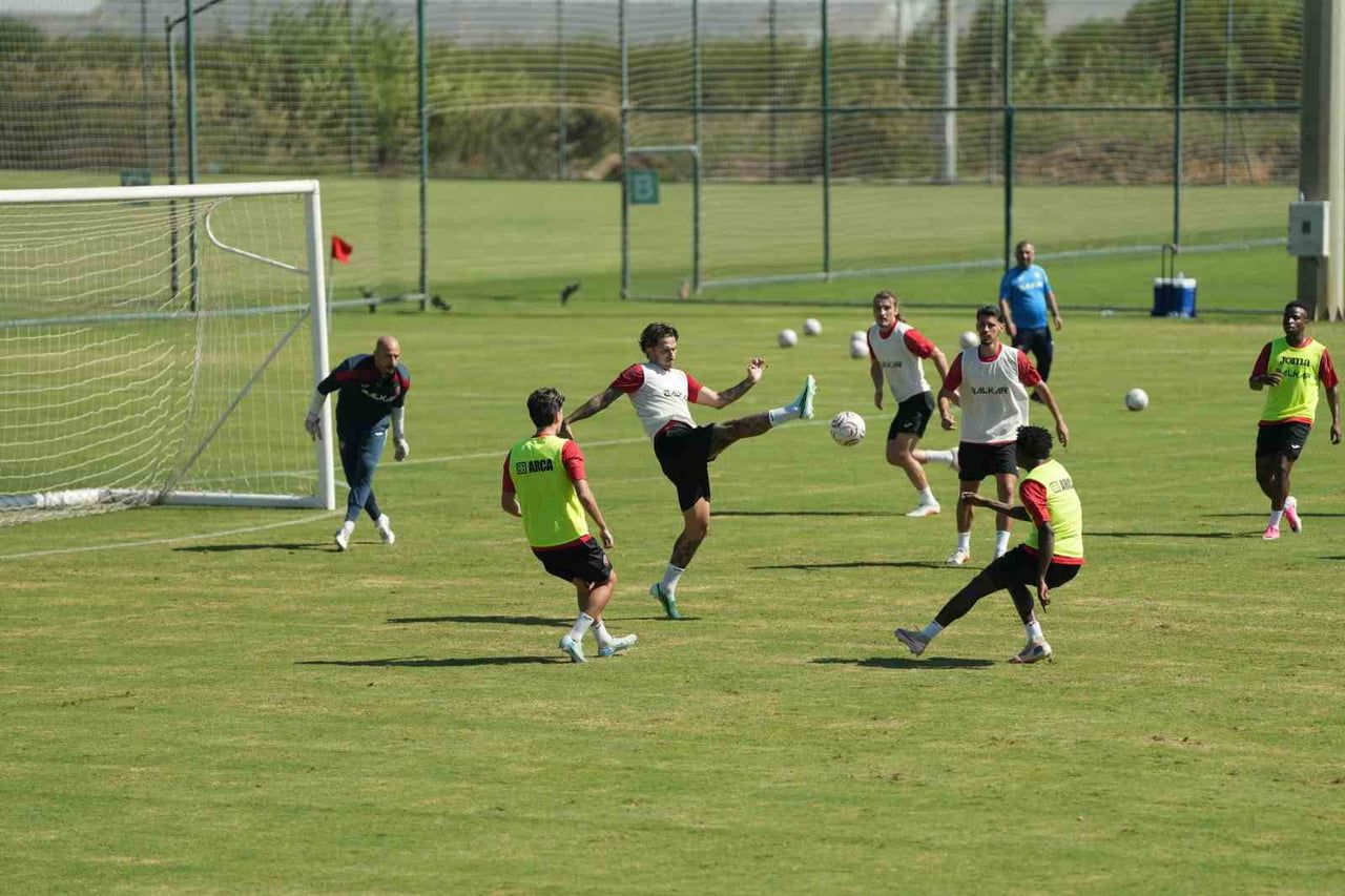 TRENDYOL SÜPER LİG EKİPLERİNDEN ÇORUM FK, ANTALYA'DAKİ KAMP ÇALIŞMALARINA ÇİFT ANTRENMANLA DEVAM...