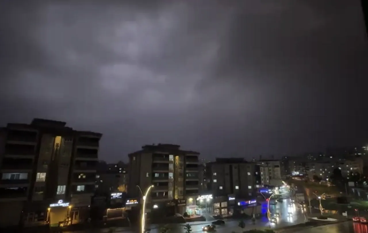 GAZİANTEP’TE ETKİLİ OLAN SAĞANAK YAĞMURDA ART ARDA ÇAKAN ŞİMŞEKLER GECEYİ ADETA GÜNDÜZE...