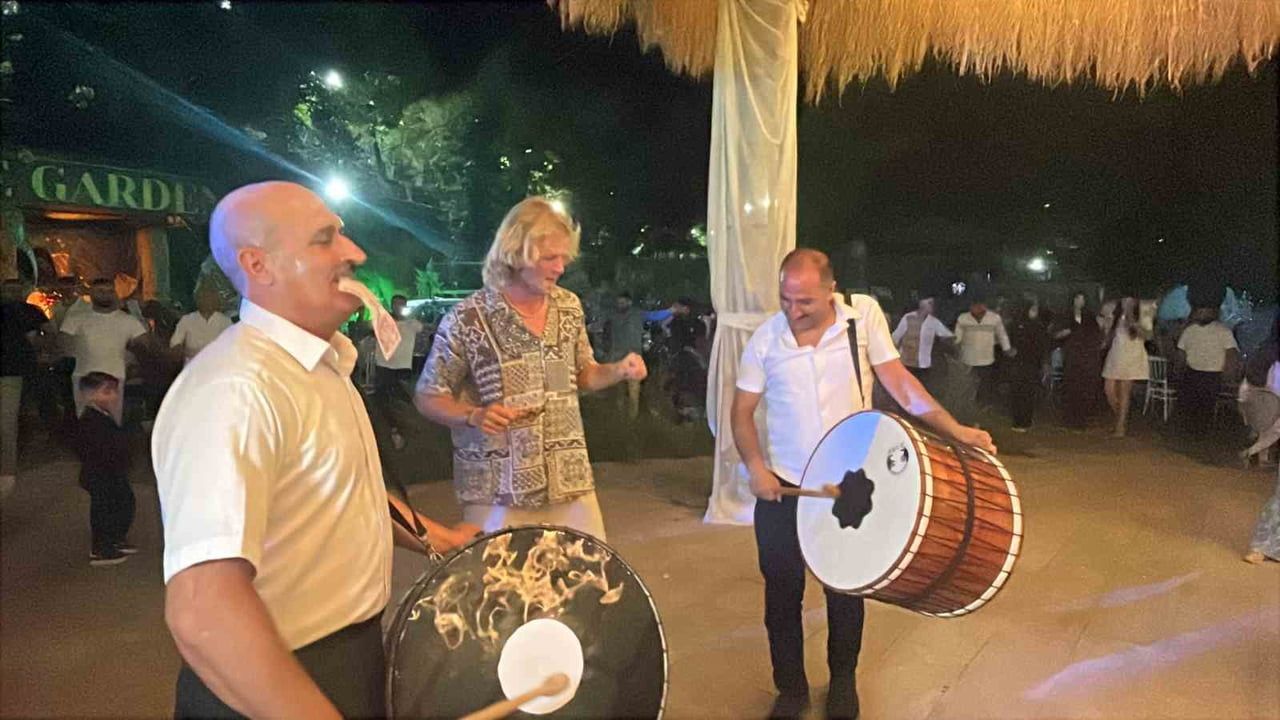 NEVŞEHİR’E GELEN 4 TURİST, TESADÜFEN KARŞILAŞTIKLARI SÜNNET DÜĞÜNÜNE KATILARAK DAVETLİLERLE...