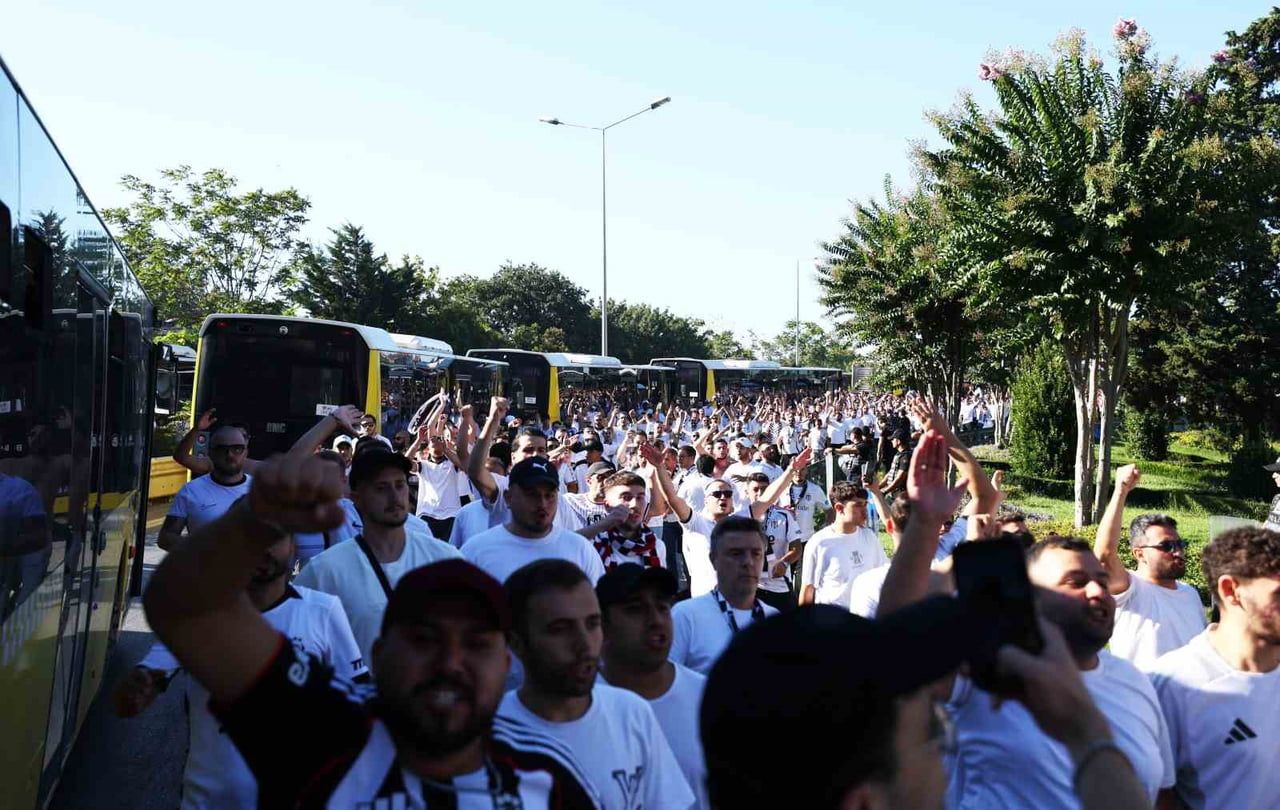 BEŞİKTAŞ TARAFTARLARI, FENERBAHÇE DERBİSİ İÇİN KADIKÖY'E GELDİ.