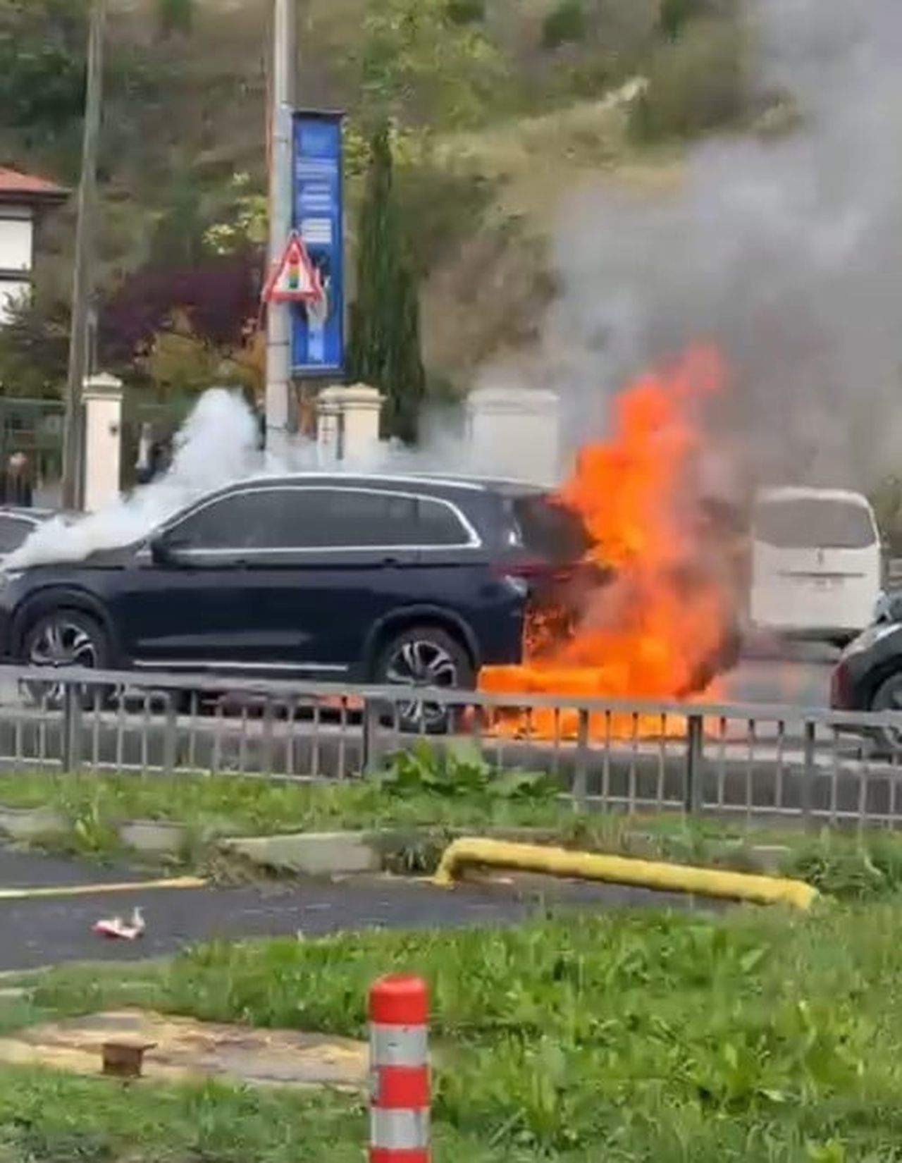 İSTANBUL EYÜPSULTAN’DA PARK HALİNDEKİ ARAÇTA ÇIKAN YANGIN, İTFAİYE EKİPLERİNİN MÜDAHALESİYLE...