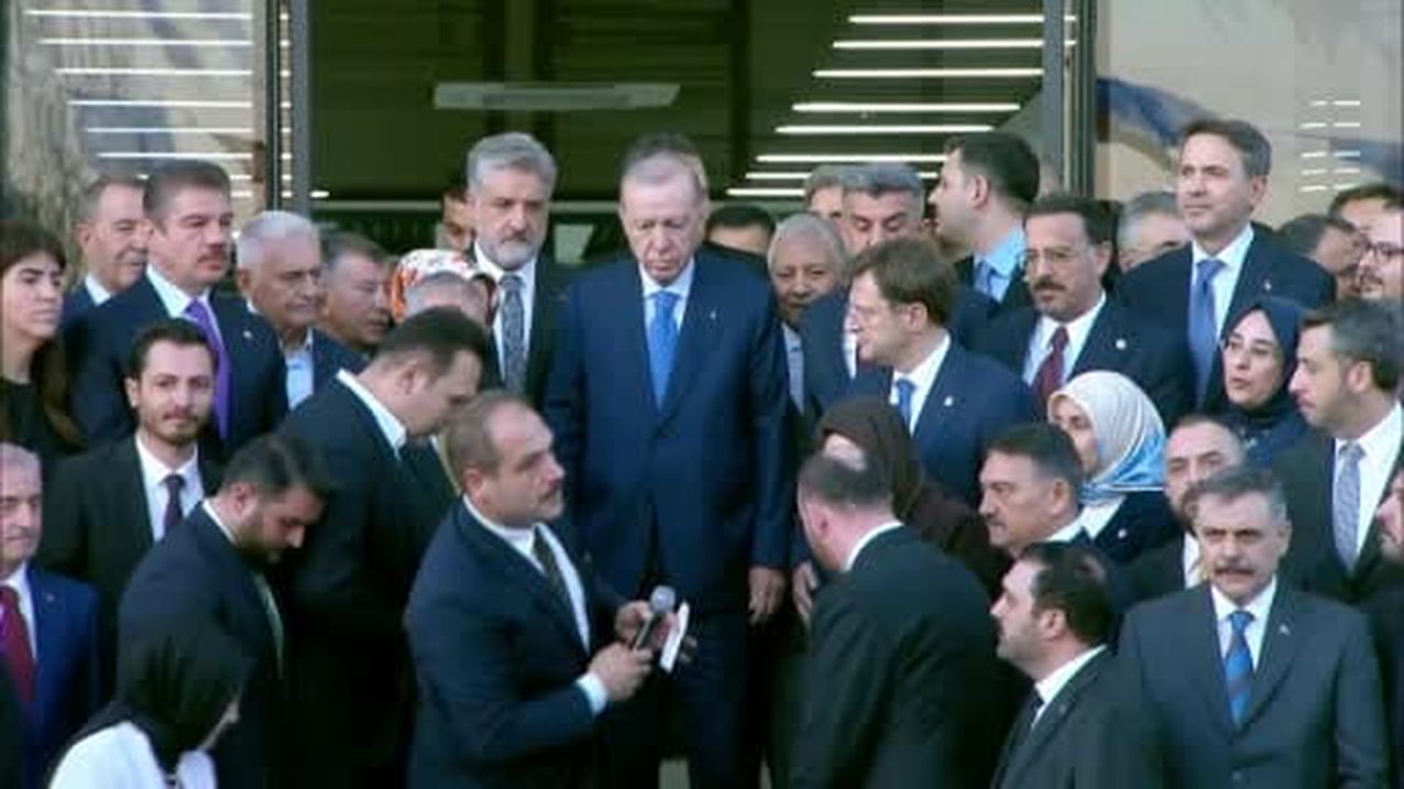 Cumhurbaşkanı Erdoğan: "Biz bu makamlarda sizlere hizmetkar olmak için varız"