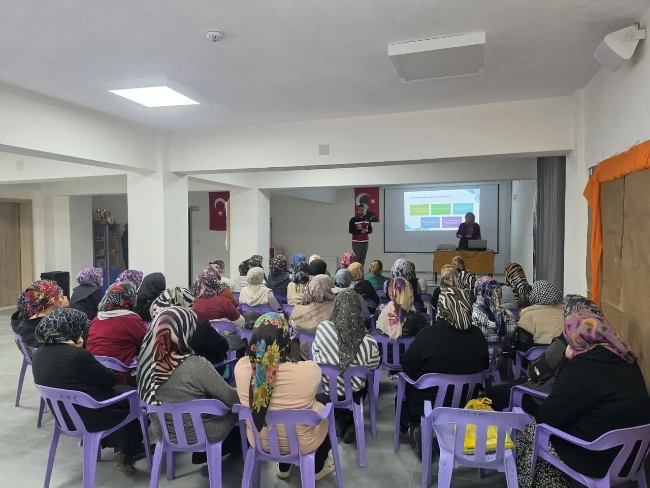 GEDİZ’DE VELİLERE OKUL VE AİLE EĞİTİMİ VERİLDİ