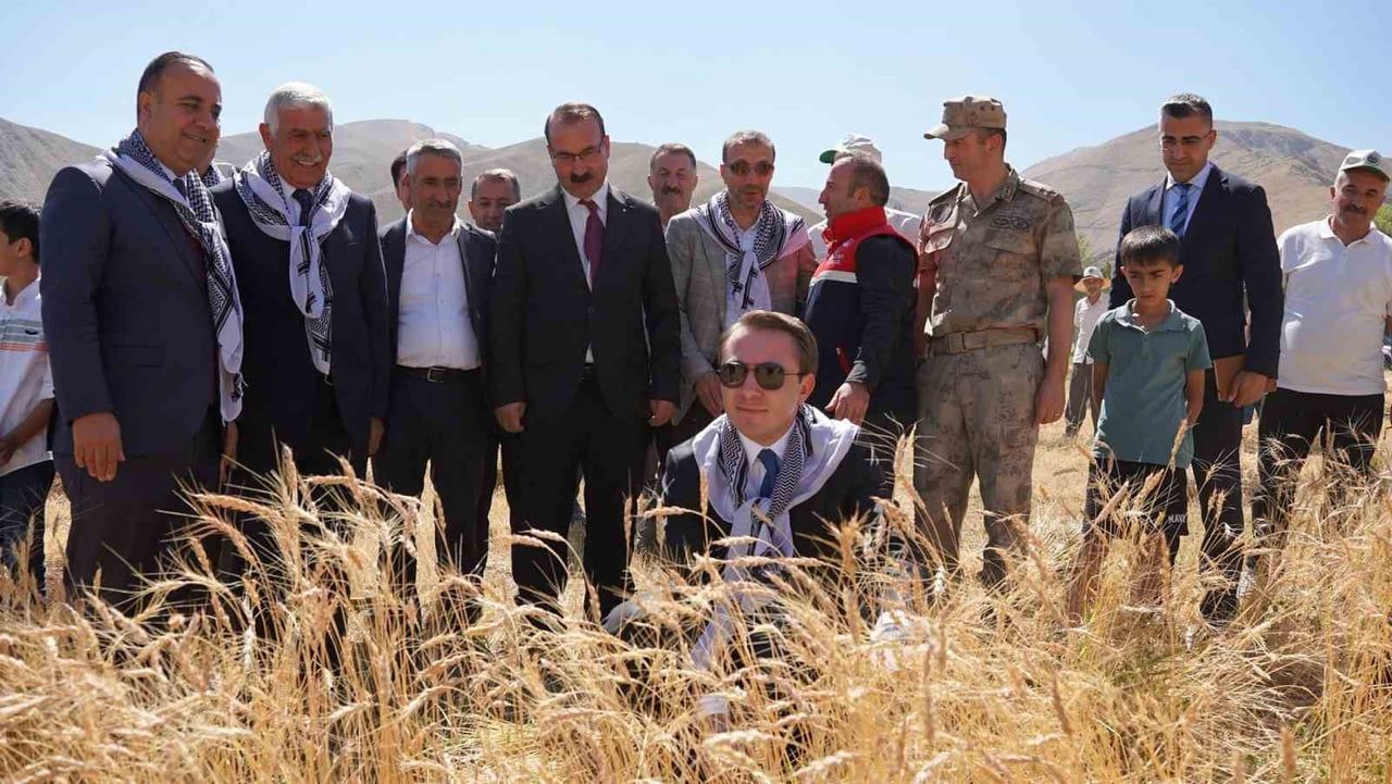 HAKKARİ YÜKSEKOVA KAYMAKAMI VOLKAN HÜLÜR, BÜYÜKÇİFTLİK BELDESİNDE ÇİFTÇİLERİN ALIN TERİYLE...