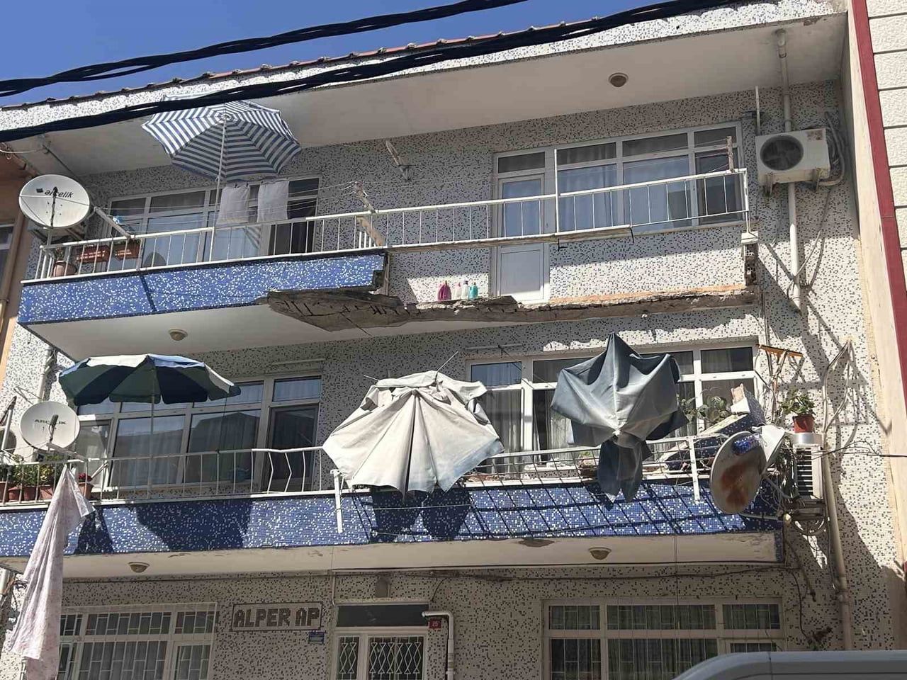 ÜMRANİYE'DE 3 KATLI BİNANIN 2'NCİ KAT BALKONUNDA ÇÖKME MEYDANA GELDİ. OLAYDA ÖLEN YA DA YARALANAN...