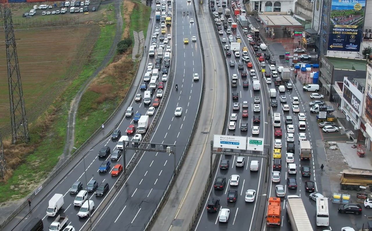 SAĞANAK YAĞIŞ SONRASI AVCILAR BEYLİKDÜZÜ VE KÜÇÜKÇEKMECE İSTİKAMETLERİNDE YOĞUN TRAFİK OLUŞTU. ...