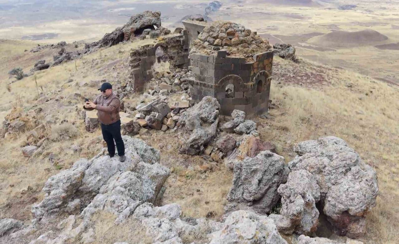 AKSARAY'DA SAKLI KALMIŞ ANA SULTAN TEPESİNDEKİ 725 YILLIK KİLİSE DİKKAT ÇEKİYOR.