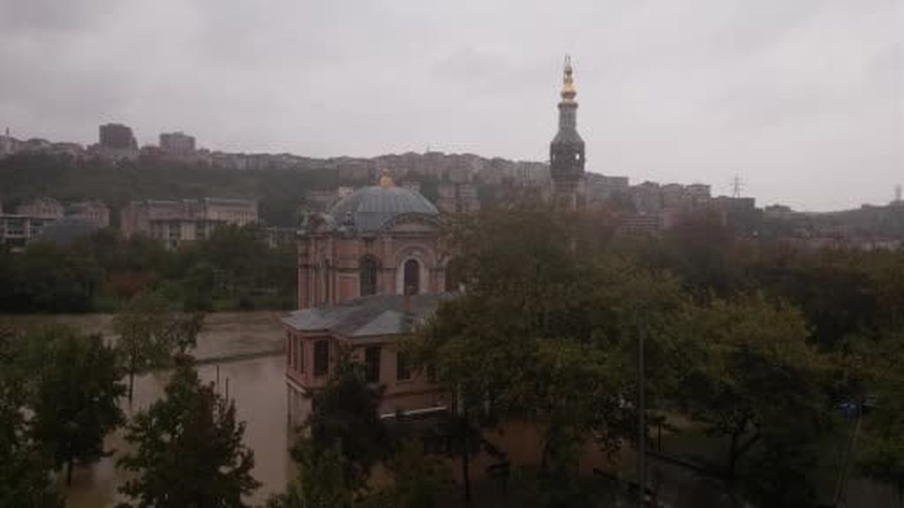 Sular altında kalan Sadabat Camii böyle görüntülendi