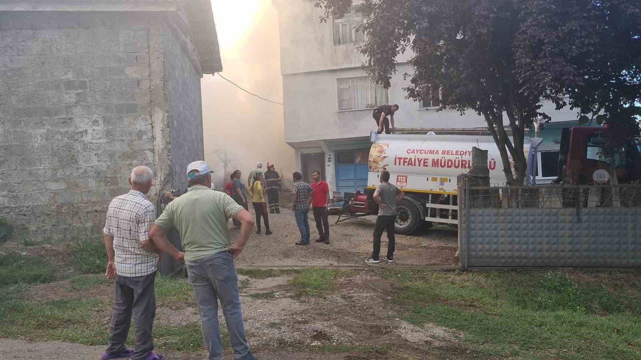 ZONGULDAK’IN ÇAYCUMA İLÇESİNE BAĞLI HELİMLER MAHALLESİ’NDE BİR ODUNLUKTA YANGIN ÇIKTI. YANGIN...