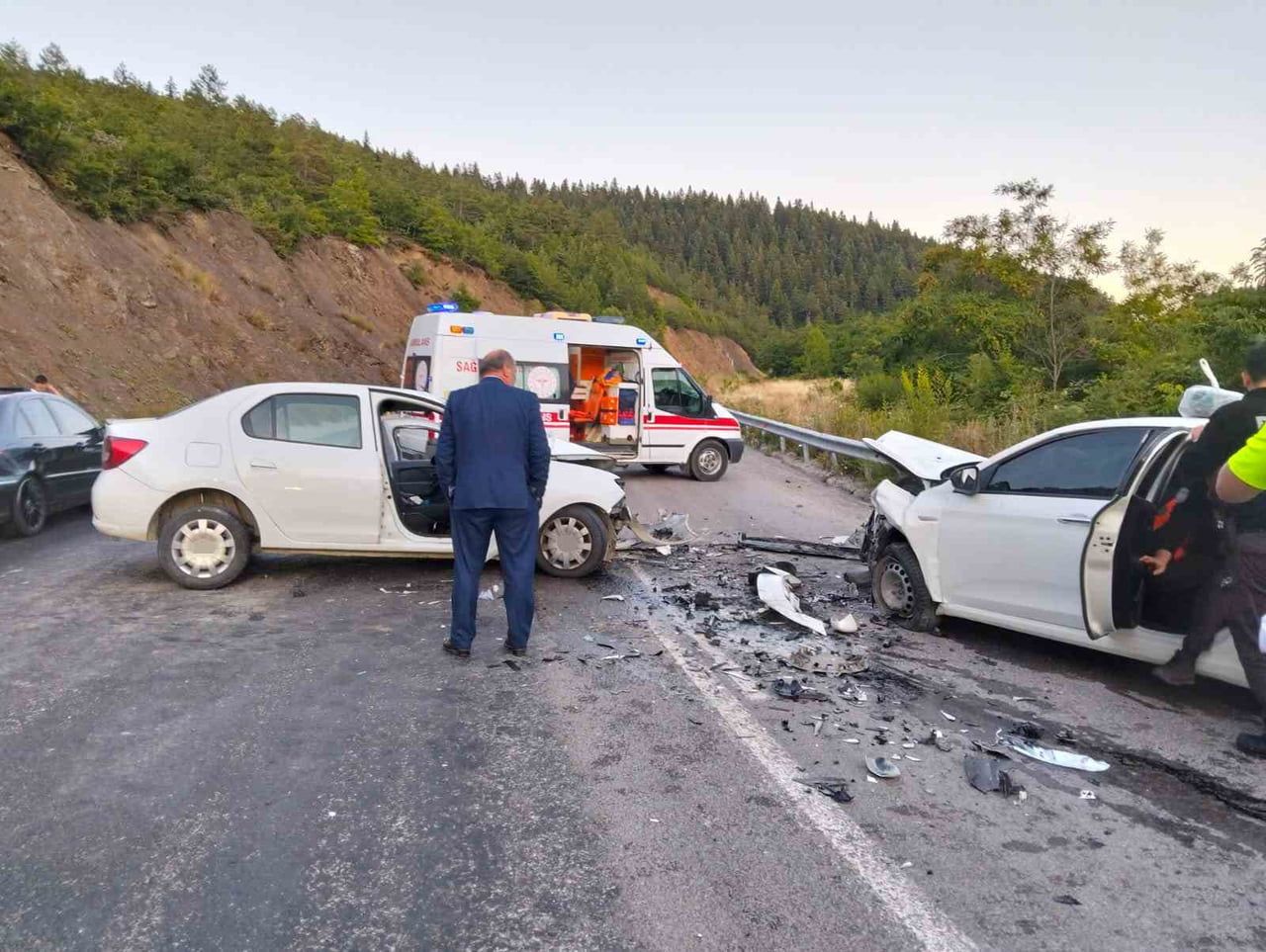 KASTAMONU’NUN KÜRE İLÇESİNDE İKİ OTOMOBİLİN KAFA KAFAYA ÇARPIŞMASI SONUCU TRAFİK KAZASI MEYDANA...