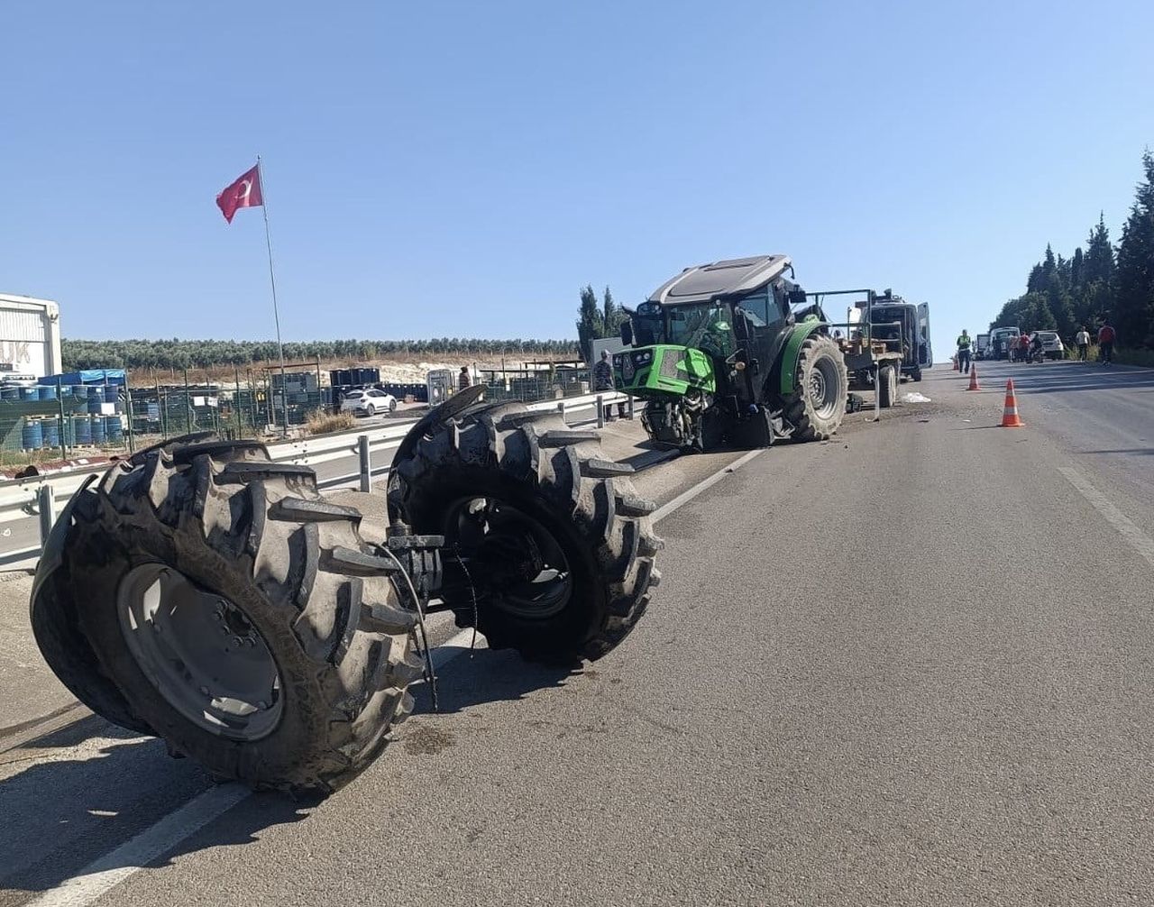 BANDIRMA'DA KAMYON TRAKTÖRE ÇARPTI: ARAÇTA SIKIŞAN SÜRÜCÜ HASTANEYE KALDIRILDI