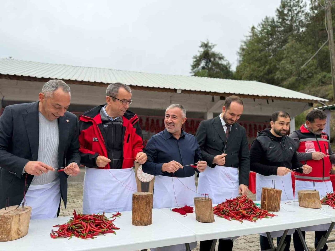 BİLECİK’TE ÇUKURÖREN BİBERİ YİYEREK YARIŞTILAR