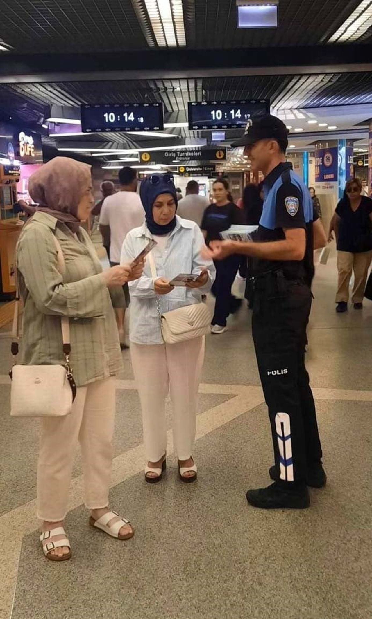 BURSA’DA POLİS EKİPLERİ, VATANDAŞLARIN GÜVENLİK BİLİNCİNİ ARTIRMAK VE SUÇLARIN ÖNLENMESİNE YÖNELİK...