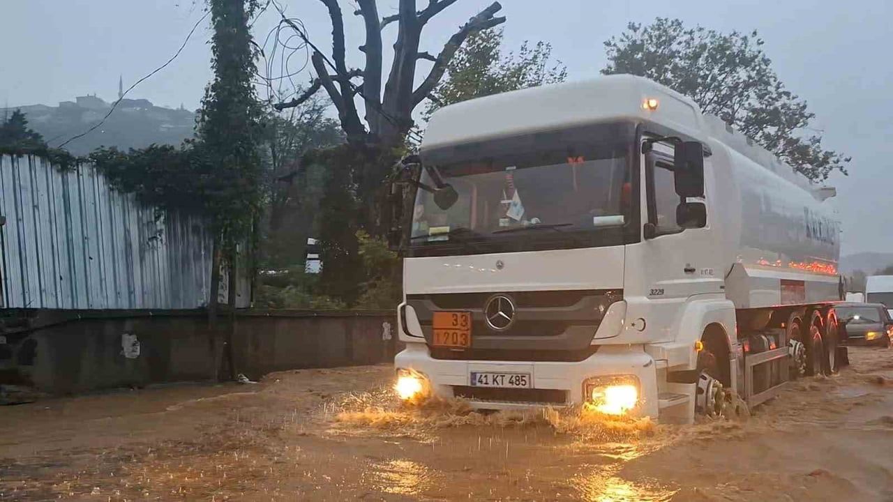 İSTANBUL'UN PEK ÇOK NOKTASINI ETKİSİ ALTINA ALAN ŞİDDETLİ YAĞIŞ NEDENİYLE BEYKOZ'DA ÇAMURLU SU...