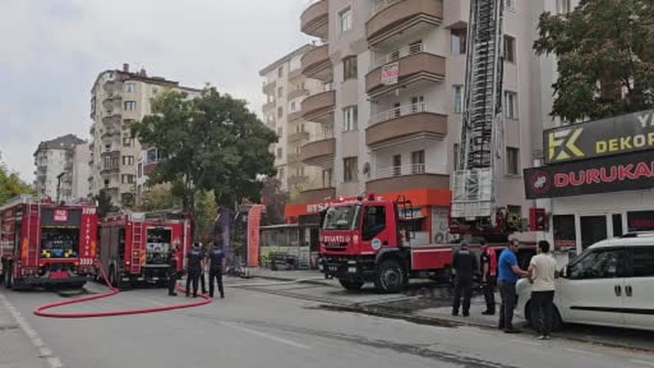 9 katlı binanın çatısında çıkan yangın söndürüldü