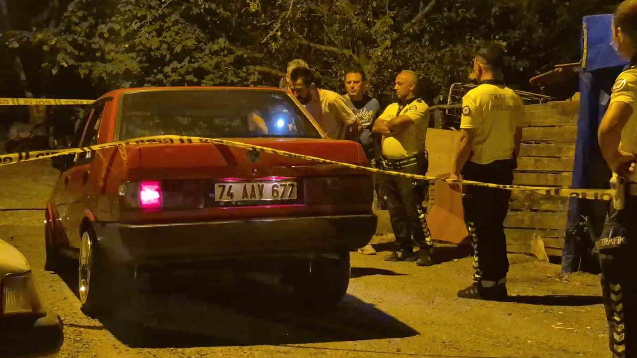 BARTIN'DA POLİSTEN KAÇAN EHLİYETSİZ SÜRÜCÜ, GİRDİĞİ ARA SOKAKTAKİ EVİNİN ÖNÜNDE BULUNAN BİR...