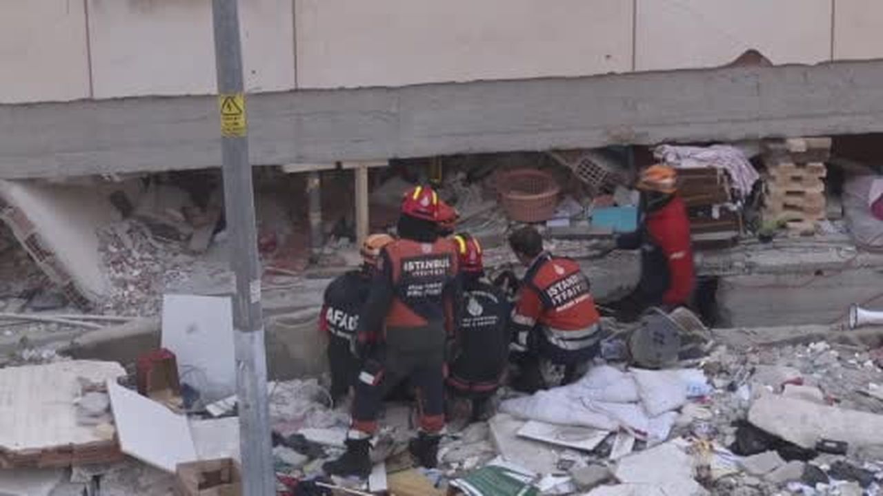 Maltepe'de ekipler itfaiye merdiveniyle çöken binanın üst katlarında arama yaptı