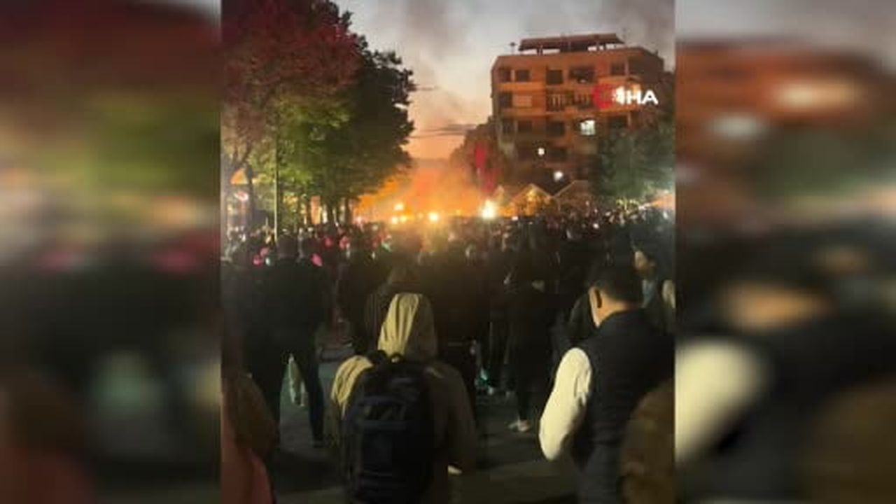Arnavutluk'un başkenti Tiran'da dün 14 saat süren şiddetli öğrenci protestolarında Eğitim...