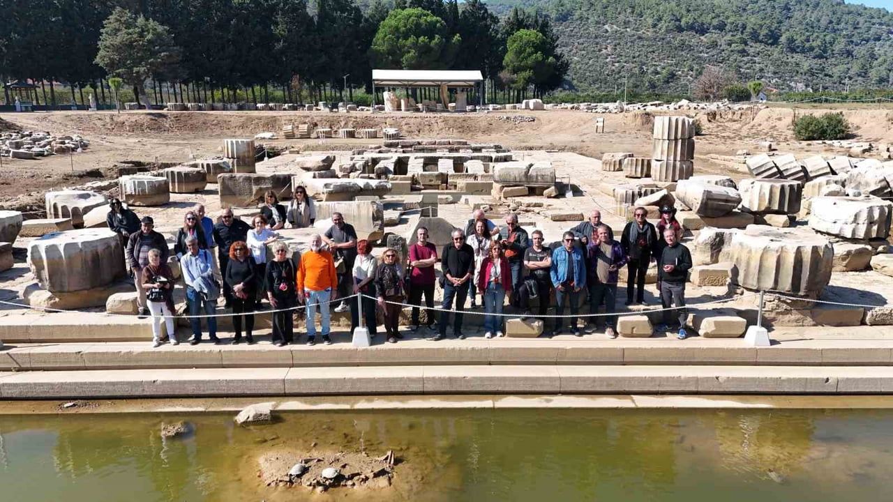 İZMİRLİ ŞAİR VE YAZARLAR, HOMEROS’UN İZMİR VE İONİA DÜNYASIYLA BAĞINI GÖSTEREN EN ÖNEMLİ...