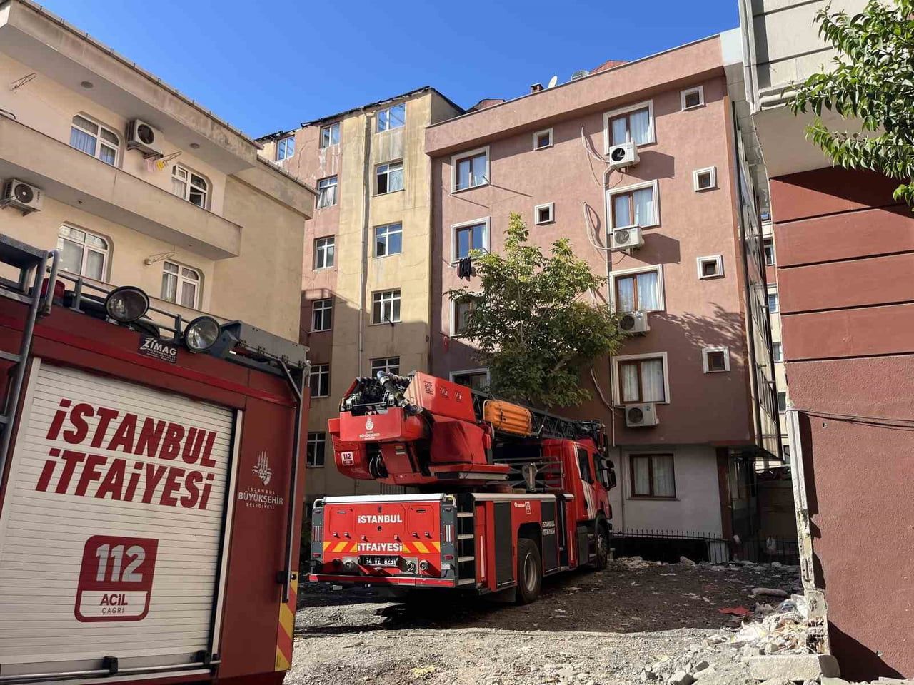 İSTANBUL'UN BAHÇELİEVLER İLÇESİNDE KENTSEL DÖNÜŞÜM KAPSAMINDA BOŞALTILAN 7 KATLI BİNANIN ÇATISINDA...