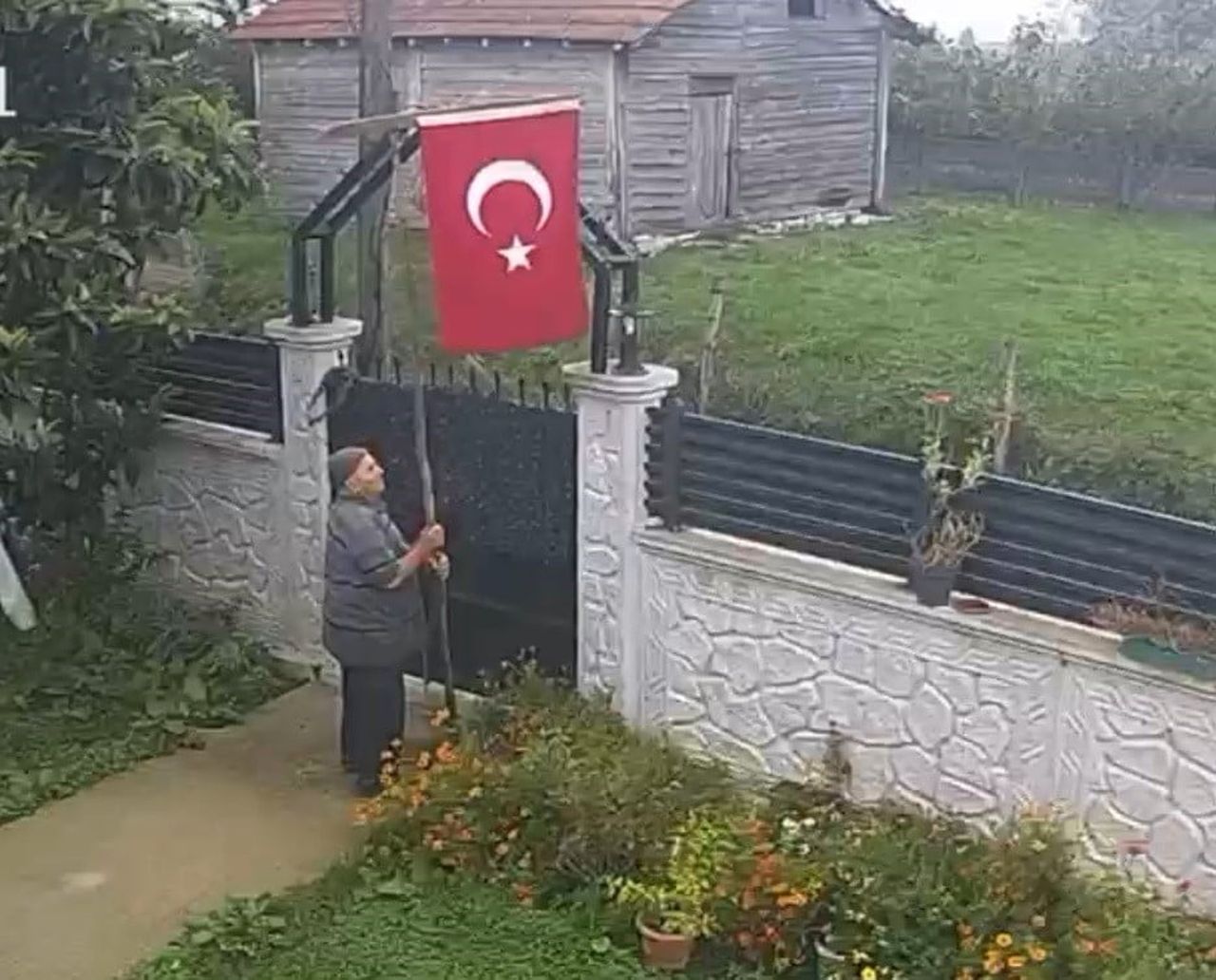 29 EKİM CUMHURİYET BAYRAMI SABAHI YAŞANAN ANLAMLI BİR ANLAMLI OLAYDA, YAŞLI BİR ADAMIN SABAH...