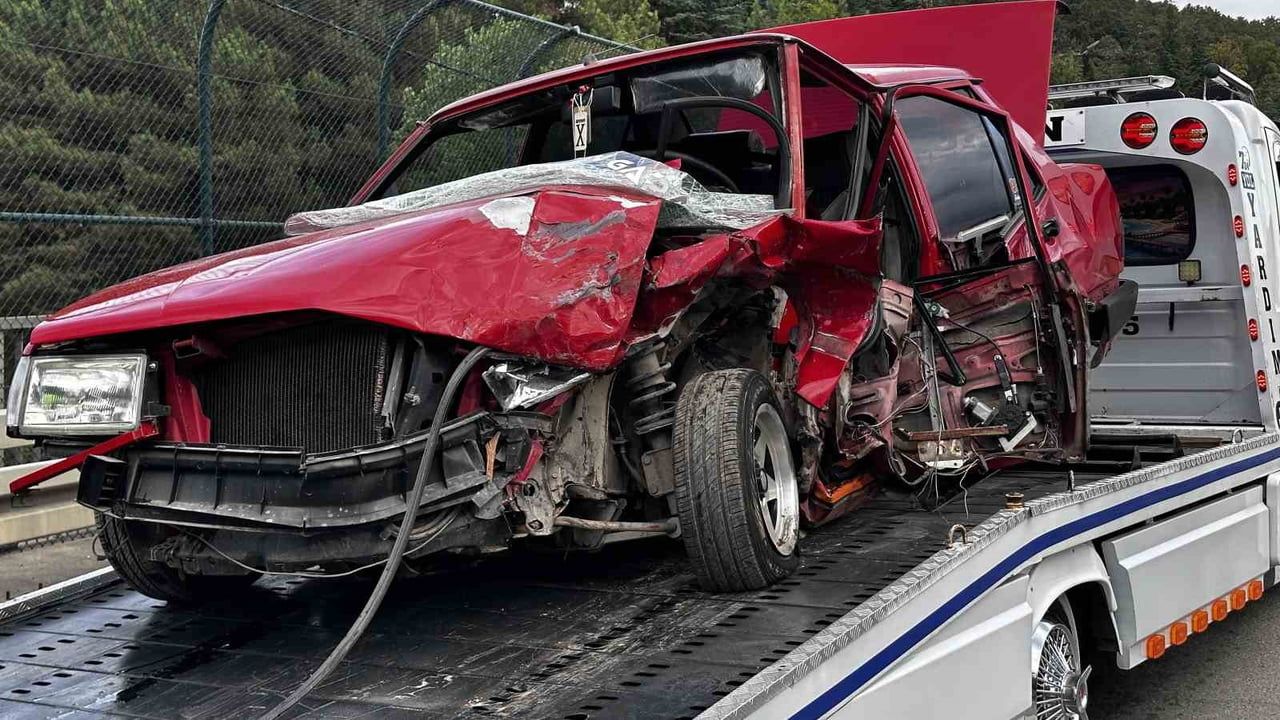 SAKARYA'NIN SAPANCA İLÇESİNDE HAFİF TİCARİ ARAÇ İLE OTOMOBİLİN KAFA KAFAYA ÇARPIŞTIĞI TRAFİK...