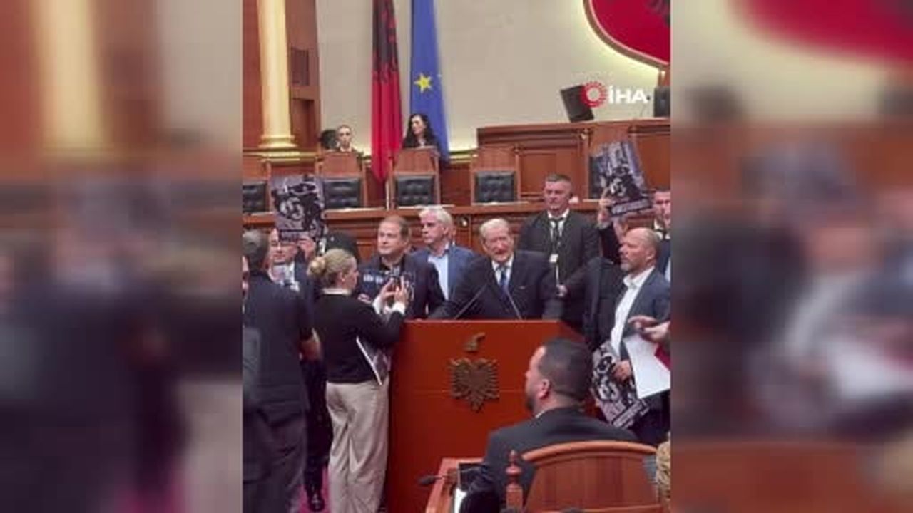 Arnavutluk parlamentosunda muhalefet milletvekilleri, protestocu öğrencilere destek amacıyla...