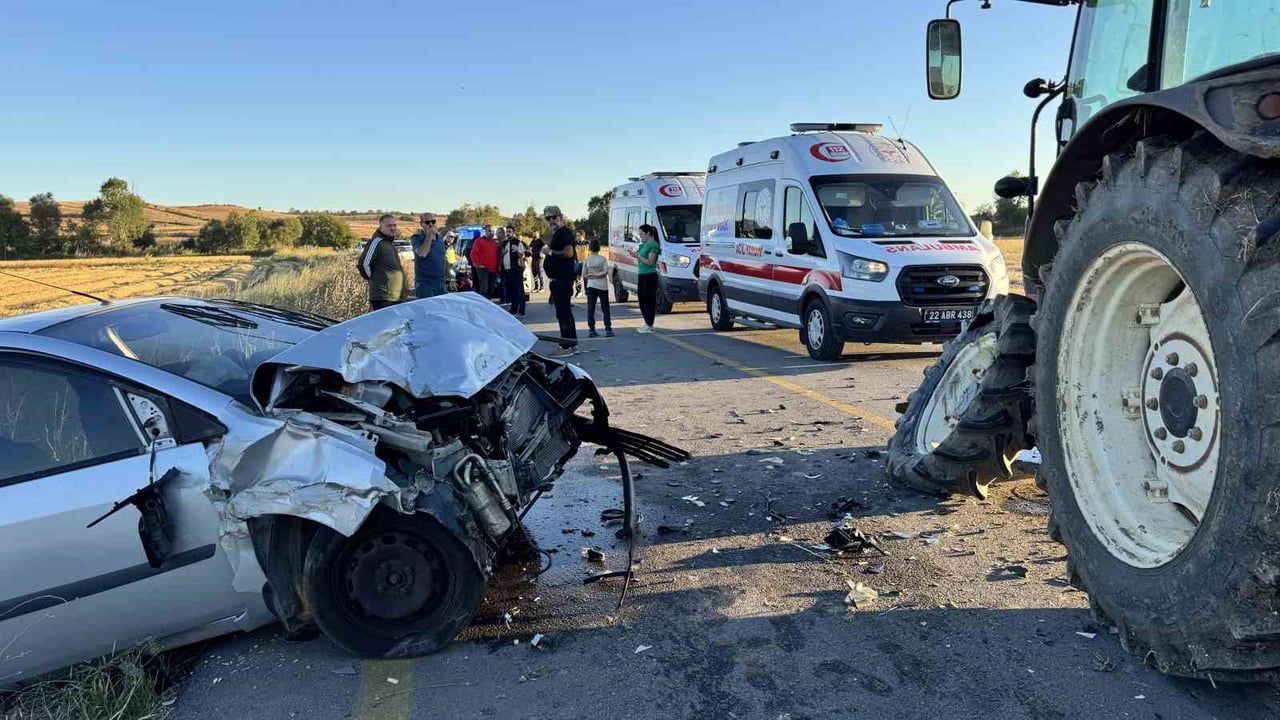 EDİRNE'DE TRAKTÖR İLE OTOMOBİL ÇARPIŞTI: 1 YARALI